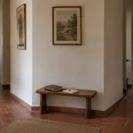 Dos pasillos junto a un banco con un libro y un cuaderno.